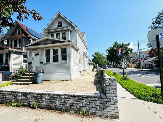 Exterior, Facade, Queen Anne Victorian