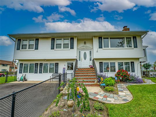Exterior, Facade, Raised Ranch