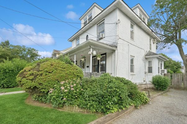 Exterior, Facade, American Foursquare