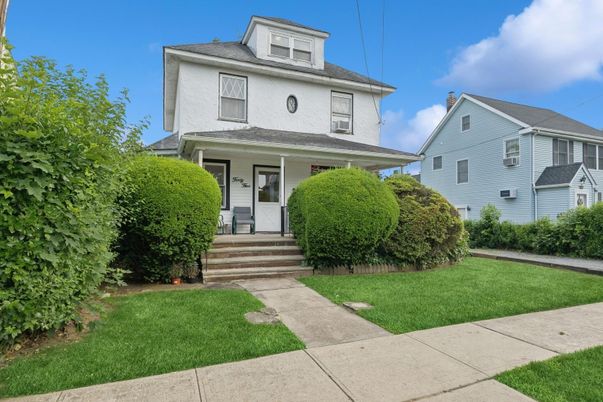 Exterior, Facade, American Foursquare