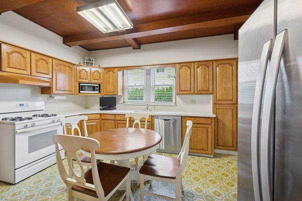 Dining room, Interior, Kitchen, Stainless Steel Appliances, Wooden Beams