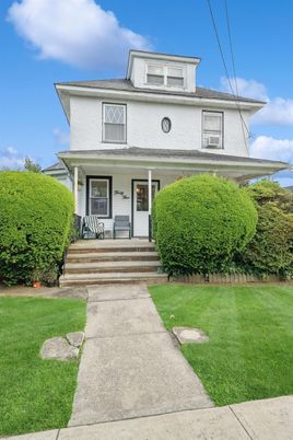 Exterior, Facade, American Foursquare