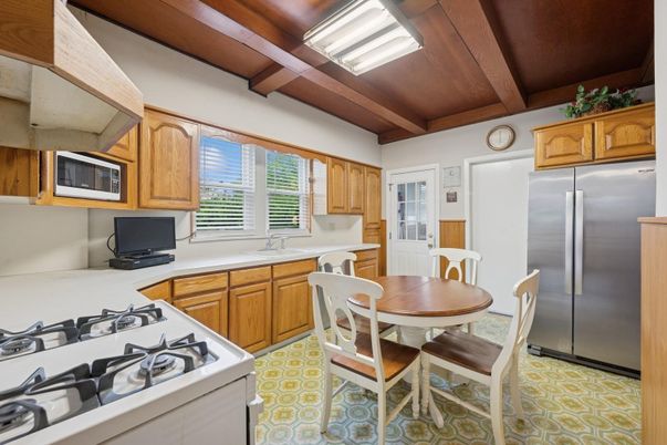 Dining room, Interior, Kitchen, Stainless Steel Appliances, Wooden Beams, Wooden Ceilings