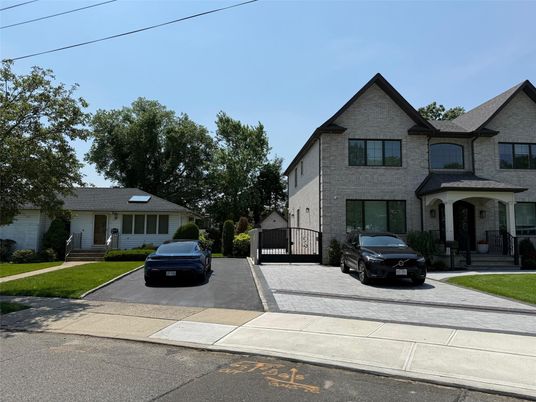 Exterior, Facade, Rowhouse