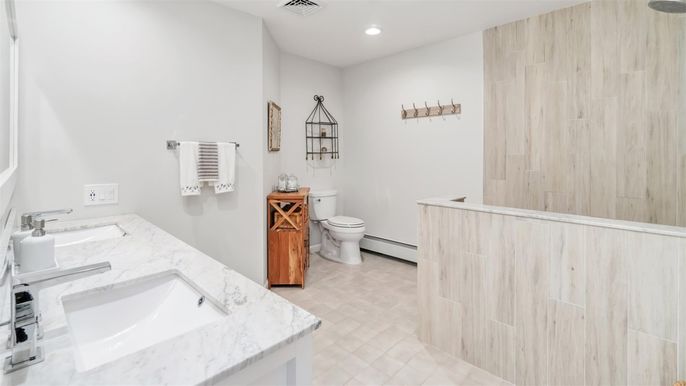 Bathroom, Dual Sink Vanities, Interior, Recessed Lighting