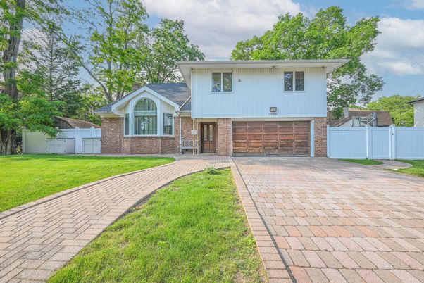 Attached, Exterior, Facade, Brick Facade, Split Level