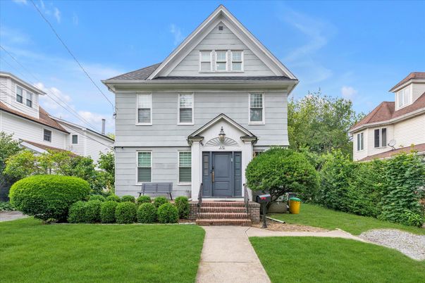Exterior, Facade, Queen Anne Victorian