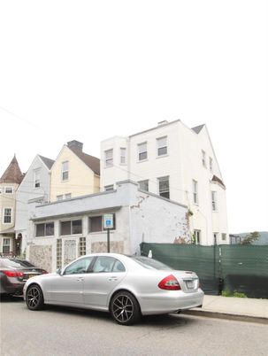 Attached, Exterior, Facade, Rowhouse