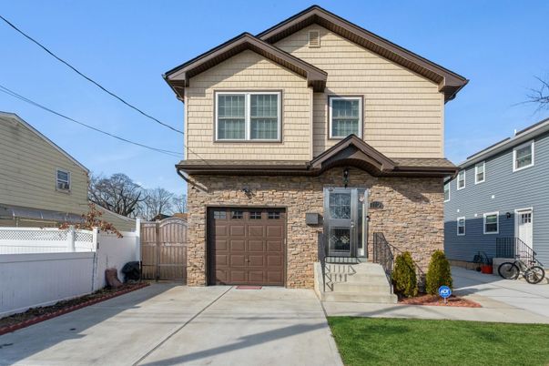 Attached, Exterior, Facade, Brick Facade, American Craftsman