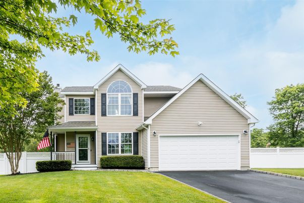 Attached, Exterior, Facade, American Craftsman