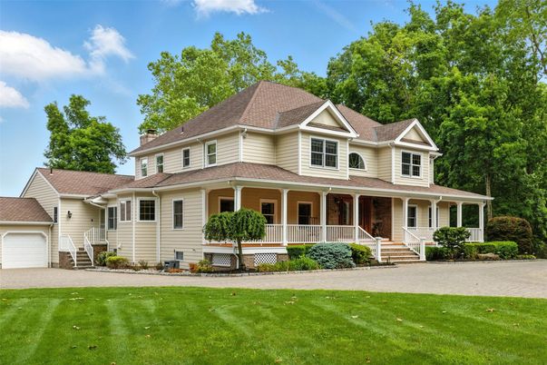 Attached, Exterior, Facade, Queen Anne Victorian