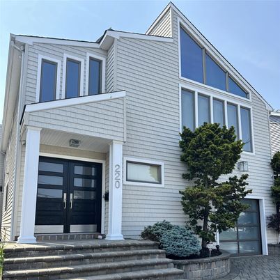 Exterior, Facade, Rowhouse