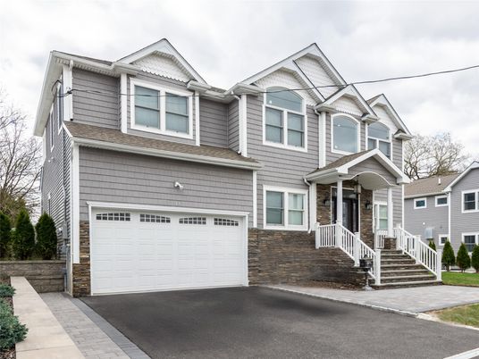 Attached, Exterior, Facade, Rowhouse