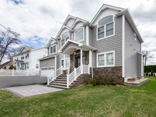 Attached, Exterior, Facade, Queen Anne Victorian