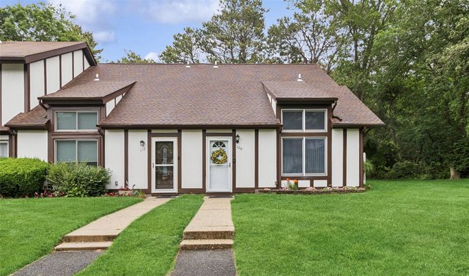 Exterior, Facade, Ranch