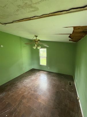 Empty room, Interior