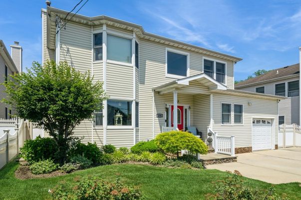 Attached, Exterior, Facade, American Foursquare