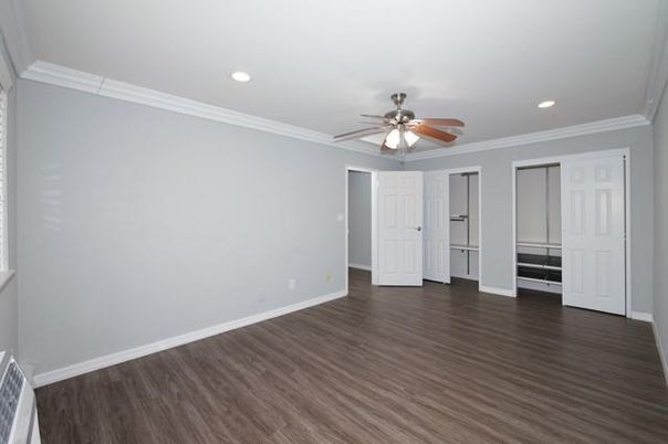 Empty room, Interior, Recessed Lighting, Wood Texture Flooring