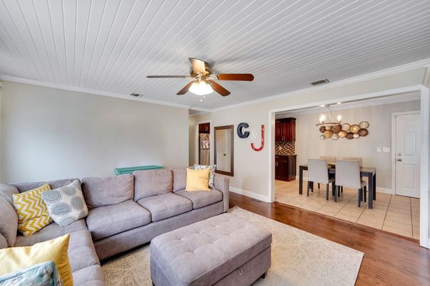 Chandelier, Dining room, Interior, Living room, Pendant Lights, Wood Texture Flooring