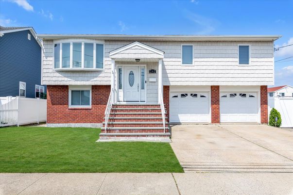 Attached, Exterior, Facade, Brick Facade, Raised Ranch