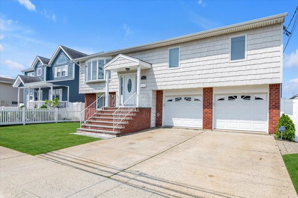 Attached, Exterior, Facade, Brick Facade, Raised Ranch