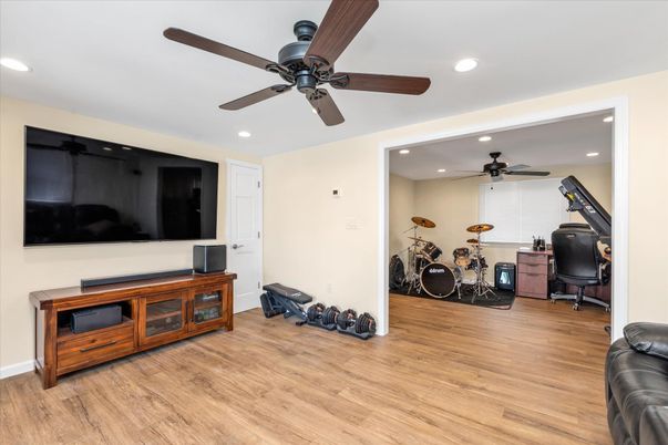 Fitness Equipment, Interior, Recessed Lighting, Wood Texture Flooring