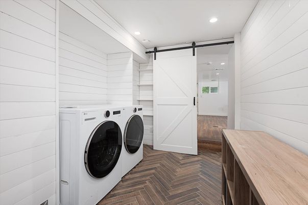Interior, Recessed Lighting, Washer, Wood Texture Flooring