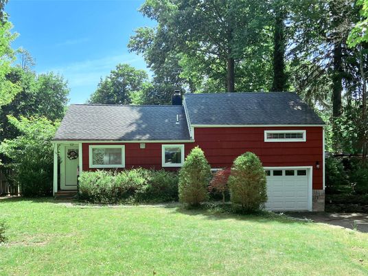 Attached, Exterior, Facade, Cape Cod