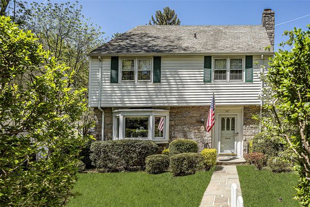Exterior, Facade, Raised Ranch