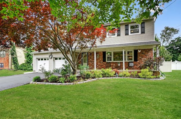 Attached, Exterior, Facade, Brick Facade, American Foursquare