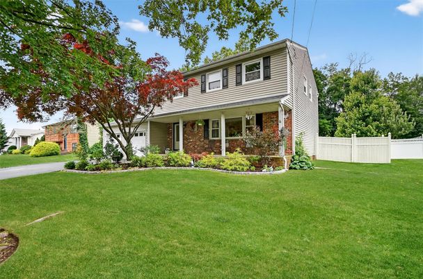 Exterior, Facade, Brick Facade, American Foursquare
