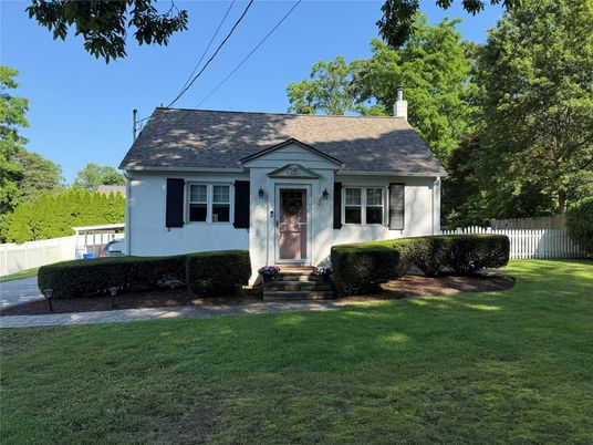 Exterior, Facade, Cape Cod