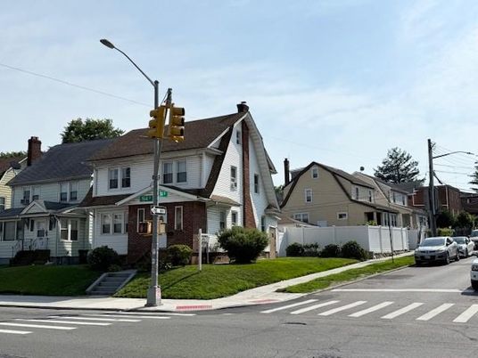 Exterior, Facade, Brick Facade, Queen Anne Victorian