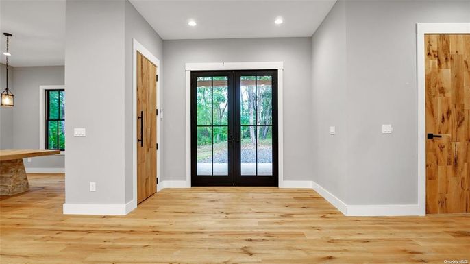 Interior, Pendant Lights, Recessed Lighting, Wood Texture Flooring