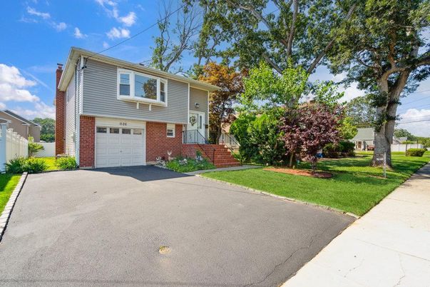Attached, Exterior, Facade, Brick Facade, Raised Ranch
