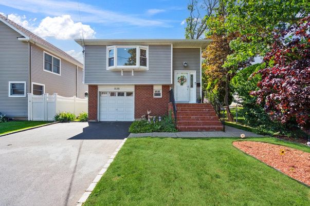 Attached, Exterior, Facade, Brick Facade, Raised Ranch