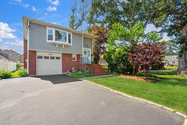 Attached, Exterior, Facade, Brick Facade, Raised Ranch