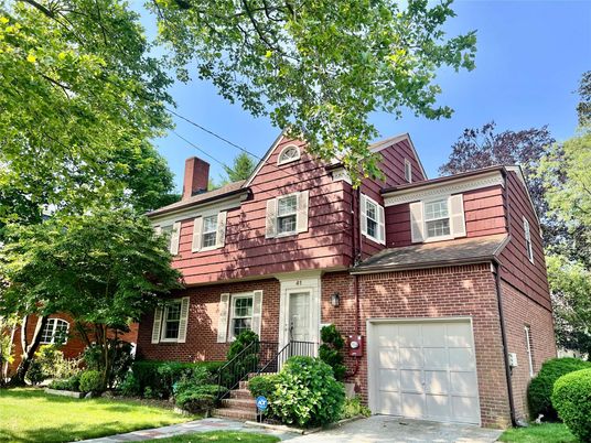 Attached, Exterior, Facade, Brick Facade, Queen Anne Victorian