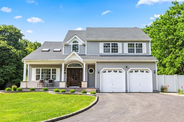 Attached, Exterior, Facade, Cape Cod