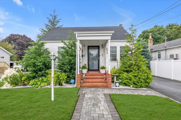 Exterior, Facade, Cape Cod