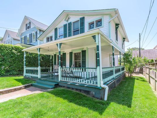 Exterior, Facade, American Foursquare