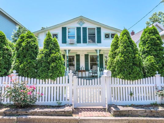 Exterior, Facade, Queen Anne Victorian