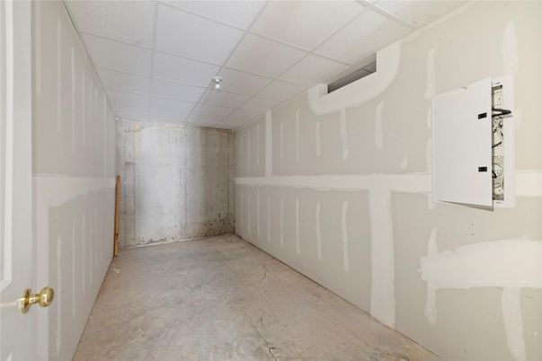 Empty room, Interior