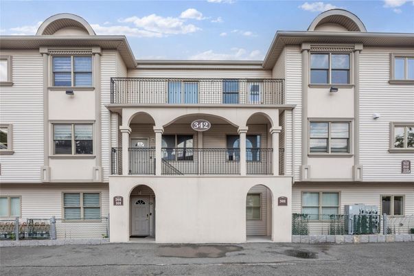 Exterior, Facade, Rowhouse