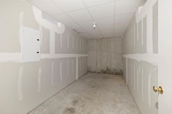 Empty room, Interior