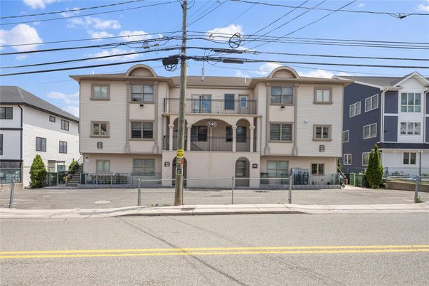 Exterior, Facade, Rowhouse