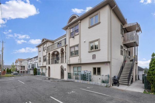 Exterior, Facade, Rowhouse