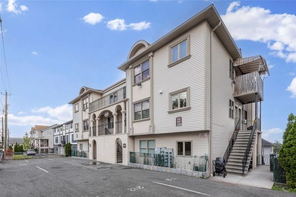 Exterior, Facade, Rowhouse