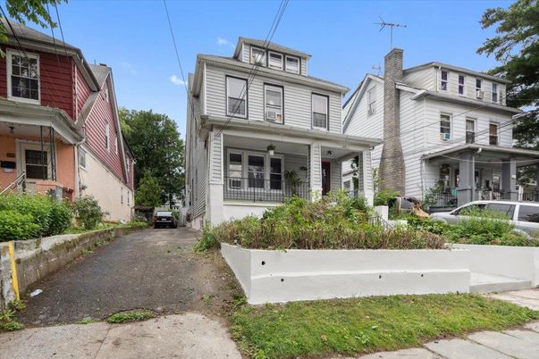 Exterior, Facade, American Foursquare