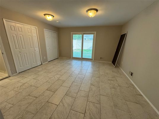 Empty room, Interior